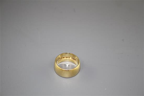 A 1970s 18ct gold wedding band, size M, 11.1 grams,